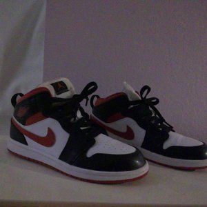 Like new jordan 1, big kids 2.5 mens 2.5 womens 4-4.5 white red black